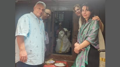 ഹംഗറി പ്രധാനമന്ത്രി വിക്ടർ ഒർബാനും കുടുംബവും മണ്ണാറശാല ക്ഷേത്രത്തിൽ; ഉപഹാരം നൽകി സ്വീകരിച്ച് ക്ഷേത്ര ഭാരവാഹികൾ