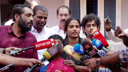 വയനാട്ടിൽ ജീവനൊടുക്കിയ വിജയൻ്റെ കുടുംബത്തെ അനുനയിപ്പിച്ച് കെപിസിസി സംഘം; 'ബാധ്യത ഏറ്റെടുക്കുമെന്ന് ഉറപ്പ്'