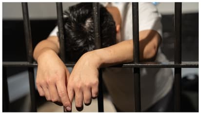 മോഷ്ടിക്കാൻ കയറിയെങ്കിലും വില പിടിപ്പുള്ളതൊന്നും ലഭിച്ചില്ല, ഒടുവില്‍ യുവതിയെ 'ചുംബിച്ച്' കള്ളന്‍ കടന്നു 