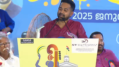 കലോത്സവ സമാപന വേദിയിൽ തൃശൂര്‍ ടീമിന് 'സര്‍പ്രൈസ്' പ്രഖ്യാപനവുമായി ആസിഫ് അലി; 'ഏറെ അഭിമാനം നൽകുന്ന നിമിഷം' 