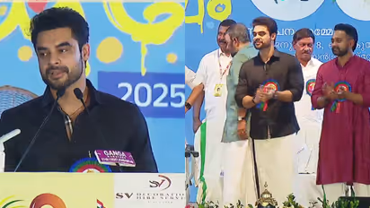 കുട്ടികളുടെ ആഗ്രഹം നിറവേറ്റി കലോത്സവ വേദിയിൽ ടൊവിനോ; 'മനുഷ്യരെ സ്നേഹിപ്പിക്കുന്ന കലയെ കൈവിടാതിരിക്കുക'