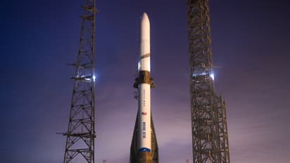 മസ്‌കിന് ചെക്ക് വെക്കാന്‍ ബെസോസ്; ബ്ലൂ ഒറിജിന്‍ ന്യൂ ഗ്ലെന്‍ റോക്കറ്റ് പരീക്ഷണം നാളെ, 320 അടി ഉയരമുള്ള അത്ഭുതം