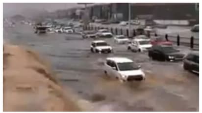 സൗദിയിൽ കനത്ത മഴയും വെള്ളപ്പൊക്കവും; കാർ ഒഴുക്കിൽപ്പെട്ട് നാല് സുഹൃത്തുക്കൾ മരിച്ചു