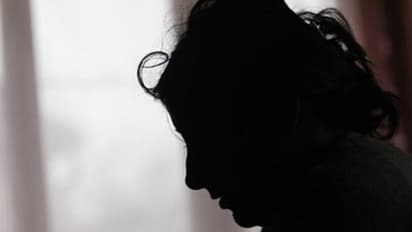 पतीचा अमानुष चेहरा: मित्रांकडून पत्नीवर बलात्कार, व्हिडिओ पाठवून पैसे घेतले