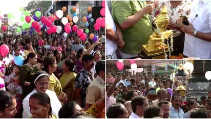 26 വർഷത്തെ കാത്തിരിപ്പെന്ന് മന്ത്രി; സ്വർണക്കപ്പുമായെത്തിയ വിദ്യാർത്ഥികൾക്ക് തൃശൂരിൽ ഗംഭീര സ്വീകരണം