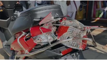 തൃശൂർ ചാലക്കുടിയിൽ ഇലക്ട്രിക് സ്കൂട്ടറും ലോറിയും കൂട്ടിയിടിച്ച് ഒരാൾ മരിച്ചു