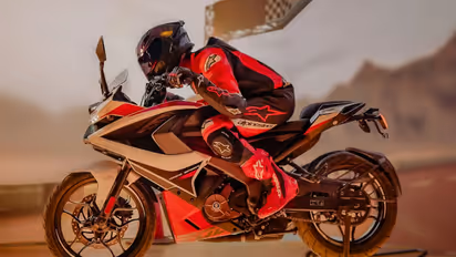 സ്റ്റൈലിഷ് ലുക്കും സ്‍മാർട്ട് ഫീച്ചറുകളും! പുതിയ 200 സിസി ബജാജ് പൾസർ പുറത്തിറങ്ങി