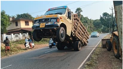 ഓടിക്കൊണ്ടിരിക്കെ നടുറോഡിൽ മുൻവശം ഉയർന്ന് എയറിലായി തടിലോറി, ഒടുവിൽ രക്ഷകരായി എത്തിയത് 2 മണ്ണുമാന്തി യന്ത്രങ്ങൾ