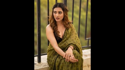 ಸಿಂಪಲ್ ಸೀರೆಯಲ್ಲೂ ಸಿಕ್ಕಾಪಟ್ಟೆ ಕ್ಯೂಟ್ ಸಾರಾ… ನಟಿಯ ಸೌಂದರ್ಯಕ್ಕೆ ಪಡ್ಡೆಗಳು ಫಿದಾ