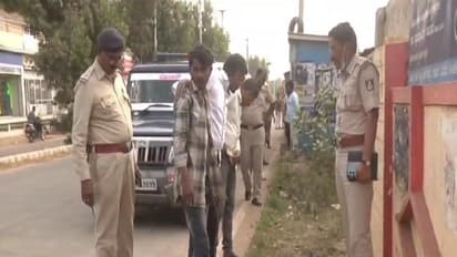 ಹಳೆಯ ವೈಷಮ್ಯ, 3 ಸಾವಿರ ರೂಪಾಯಿಗಾಗಿ ಹಲ್ಲೆ?: ಪ್ರಾಣ ರಕ್ಷಣೆಗೆ ಕತ್ತು ಕೊಯ್ದ ಯುವಕ!