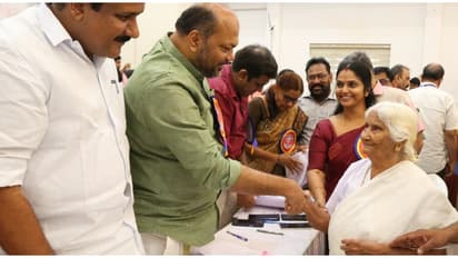 15 വർഷം നീണ്ട ശ്രമം, പ്രായം മറന്ന് ഏലിക്കുട്ടി; പോക്കുവരവ് രേഖ മന്ത്രിയിൽ നിന്ന് നേരിട്ട് കൈപ്പറ്റി  