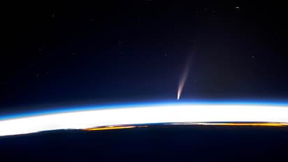 എന്താ ചേല്! ബഹിരാകാശത്ത് നിന്ന് നോക്കുമ്പോള്‍ വാല്‍നക്ഷത്രം ഇങ്ങനെയായിരിക്കും; ഫോട്ടോ വൈറല്‍ 