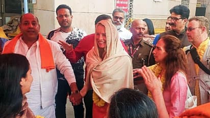 স্টিভ জবসের স্ত্রীর মহাকুম্ভে আধ্যাত্মিক যাত্রা শুরু, পুজো দিলেন কাশী বিশ্বনাথ মন্দিরে