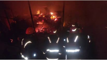 കോഴിക്കോട്ടെ പെരുമണ്ണയിൽ വൻ തീപിടിത്തം, ആക്രി കടയ്ക്ക് തീപിടിച്ചു; തീയണച്ചത് ഏഴ് ഫയർഫോഴ്സ് യൂണിറ്റുകൾ എത്തി