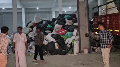 കോഴിക്കോട് താമരശേരിയിൽ ജനവാസ കേന്ദ്രത്തിലെ കെട്ടിടത്തിൽ നിന്ന് ദുർഗന്ധം; നാട്ടുകാർ പ്രതിഷേധിക്കുന്നു