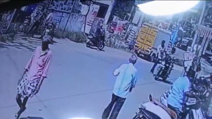 റോഡ് മുറിച്ചുകടക്കുകയായിരുന്ന യുവാവിനെ ബൈക്കിൽ ഹൈൽമറ്റില്ലാതെ വന്ന പൊലീസുകാരൻ തല്ലി; കോയമ്പത്തൂരിൽ അന്വേഷണം