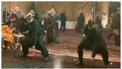 ഇന്ത്യൻ സിനിമാ ഗാനത്തിന് നൃത്തം ചവിട്ടി പാകിസ്ഥാനികളായ അച്ഛനും മകനും; 'വീഡിയോ ഇങ്ങെടുക്കുവാ'ണെന്ന് ഇന്ത്യക്കാർ