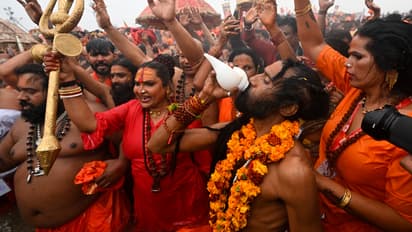 महाकुंभ 2025: किन्नर अखाड्याचा संगम स्नान