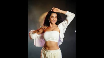 ರಾಧಿಕಾ ನಾರಾಯಣ್ ಬೋಲ್ಡ್‌ ಫೋಟೋ ವೈರಲ್; ಹುಣ್ಣಿಮೆ ಚಂದಿರನೇ ಬರಬೇಕಿತ್ತಾ ಎಂದ ನೆಟ್ಟಿಗರು!