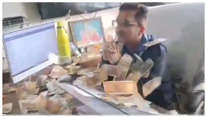 അഴിമതിക്കാരനായ ഉദ്യോഗസ്ഥന്റെ മുഖത്തേക്ക് കാശ് വലിച്ചെറിഞ്ഞ് നാട്ടുകാർ, വീഡിയോ വൈറൽ