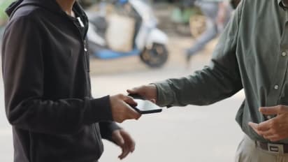 ತುರ್ತು ಕರೆ ಮಾಡಬೇಕಿದೆ ಒಮ್ಮೆ ಫೋನ್ ಕೊಡಿ, ಹೊಸ ಸೈಬರ್ ಸ್ಕ್ಯಾಮ್ ಎಚ್ಚರಿಸಿದ ನಿಖಿಲ್ ಕಾಮತ್