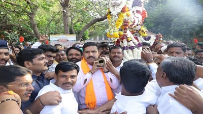 ಕೊಪ್ಪಳ: ಗವಿಸಿದ್ದೇಶ್ವರ ರಥೋತ್ಸವದಲ್ಲಿ ಪಲ್ಲಕ್ಕಿ ಹೊತ್ತ ವಿಜಯೇಂದ್ರ!