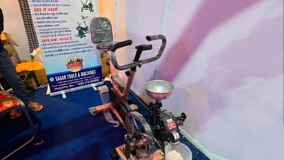 महाकुंभ 2025 मध्ये पायचालित आटा चक्कीची धूम