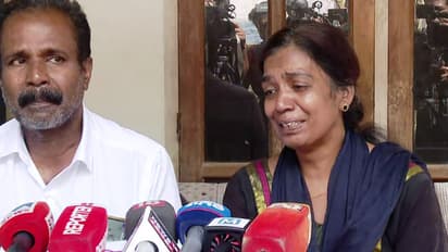 ഗ്രീഷ്മയുടെ അമ്മയും കുറ്റക്കാരിയല്ലേ, പിന്നെന്തിന് വെറുതെ വിട്ടു; വിധി കേട്ട് വിങ്ങിപൊട്ടി ഷാരോണിന്റ അമ്മ