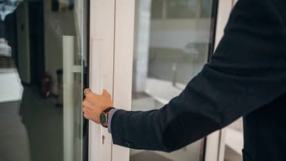 'ജോലിയില്ലേ?' ചോദ്യം കേട്ട് മടുത്തു, വീട്ടുകാരെയും നാട്ടുകാരെയും പറ്റിക്കാൻ പുതുവഴി തേടുന്നോ ചൈനയിലെ യുവാക്കൾ