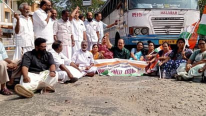 മഴ മാറി ഒന്നര മാസമായി, പൊട്ടിപ്പൊളിഞ്ഞ് റോഡുകൾ; തൃശൂരിൽ നടുറോഡിൽ കുത്തിയിരുന്ന് കൗൺസിലർമാർ