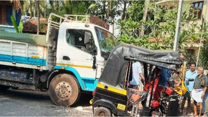 കണ്ണൂർ പാപ്പിനിശ്ശേരിയിൽ ഓട്ടോയും ലോറിയും കൂട്ടിയിടിച്ച് അപകടം; 2 പേർ മരിച്ചു, നാല് പേർക്ക് പരിക്ക്