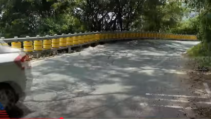 ഇടിച്ചാൽ വാഹനത്തിനും യാത്രക്കാരനും പരിക്ക് കുറയും, അപകടവളവുകൾ സുരക്ഷിതമാക്കാൻ റോളർ ക്രാഷ് ബാരിയർ