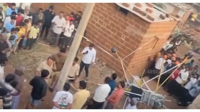 വീടിന് മുകളിലേക്ക് പറന്നു വീണ് സാറ്റലൈറ്റ് പേ ലോഡ് ബലൂൺ; ചുവന്ന ബൾബ് കണ്ട് പേടിച്ച് നാട്ടുകാർ; സംഭവം ബീദറിൽ