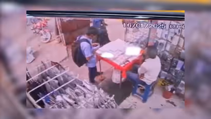 சைஃப் அலிகானை தாக்கிவிட்டு செல்போன் கடைக்குச் சென்ற குற்றவாளி! புதிய சிசிடிவி காட்சி வெளியீடு!