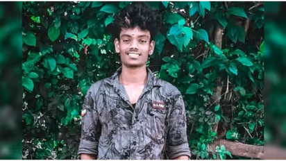 ടൂറിസ്റ്റ് ബസ്സും ബൈക്കും കൂട്ടിയിടിച്ചുണ്ടായ അപകടത്തിൽ യുവാവ് മരിച്ചു; അമ്മയ്ക്ക് പരിക്ക്, സംഭവം പാലക്കാട്