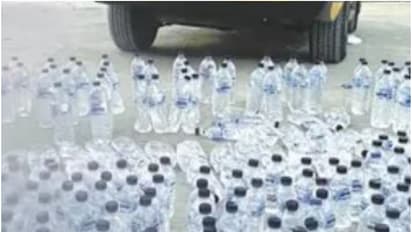 പട്രോളിങിനിടെ പൊലീസുകാർക്ക് സംശയം തോന്നി, വണ്ടിയിൽ 2 പേർ; തടഞ്ഞുനിർത്തി പരിശോധന, പിടികൂടിയത് 213 കുപ്പി മദ്യം