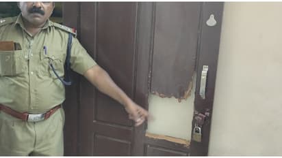 സ്കൂളിന്റെ വാതിൽ മുറിച്ച് അകത്തുകടന്നു, വിലപിടിപ്പുള്ളതൊന്നും നഷ്ടപ്പെട്ടില്ല; പൊലീസിനെ വലച്ച് മോഷണം