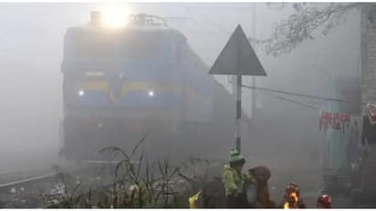 ഉത്തരേന്ത്യയിൽ കനത്ത മൂടൽമഞ്ഞ്, താറുമാറായി ട്രെയിൻ സർവീസ്;  15 ട്രെയിനുകൾ വൈകിയോടുന്നു