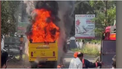 കുട്ടികളെ കയറ്റി വരുന്നതിനിടെ ബസിൻ്റെ മുൻവശത്ത് നിന്ന് തീയും പുകയും; പൂർണമായും കത്തിനശിച്ചു,കുട്ടികൾ സുരക്ഷിതർ