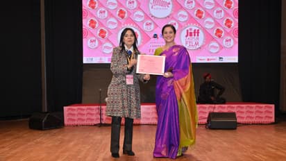 இயக்குநரான தேவயானிக்கு கிடைத்த மகுடம்: விருது வென்ற சாதனை படைத்த கைக்குட்டை ராணி!