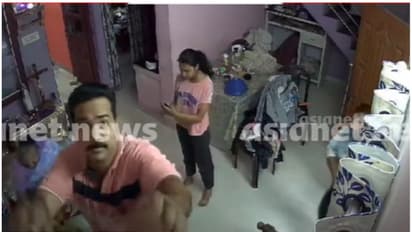 ആദ്യം വീട്ടിലെ സിസിടിവി ക്യാമറ മുകളിലേക്ക് തിരിച്ചുവെച്ചു; കുടുംബ പ്രശ്നത്തിൽ യുവതിക്ക് ബന്ധുക്കളുടെ മർദനം