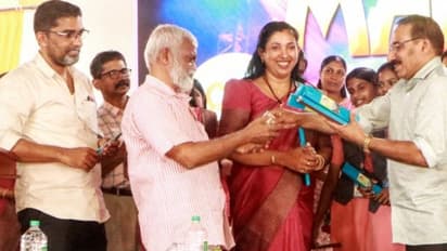 പഠനത്തോടൊപ്പം സ്വയംതൊഴിലും; മുഹമ്മ എ ബി വിലാസം ഹയർ സെക്കൻഡറിയില് നിന്നും 'ആര്യാസ്' ചന്ദനത്തിരി വിപണിയിലേക്ക്