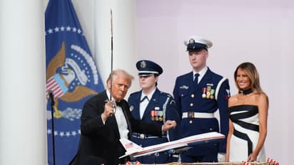 സ്ഥാനാരോഹണ ചടങ്ങിന് ശേഷം വാളുകൊണ്ട് കേക്ക് മുറിച്ച് ട്രംപ്, പിന്നാലെ മെലാനിയക്കൊപ്പം നൃത്തച്ചുവടുകൾ - വീഡിയോ