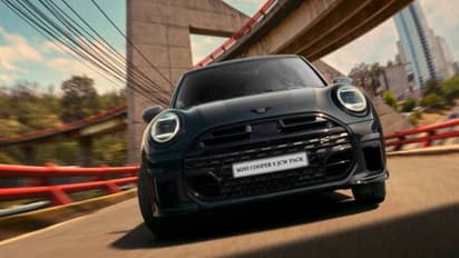 കാണാൻ തടിച്ചുകൂടി ജനം! അമ്പരപ്പിച്ച് പുതിയ മിനി കൂപ്പർ