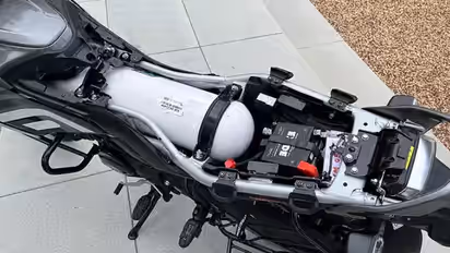 புதுசா பைக் வாங்க போறீங்களா? செலவே வைக்காமல் அதிக மைலேஜ் கொடுப்பது EVயா? CNGயா?