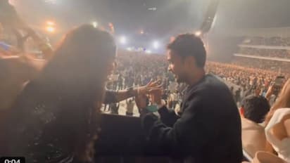 ഇത് ആരും കൊതിച്ചുപോകുന്ന സ്വപ്നനിമിഷം; യുവതിയെ ഞെട്ടിച്ച് കാമുകൻ, കോൾഡ് പ്ലേ കൺസേർട്ടിനിടെ വിവാഹാഭ്യർത്ഥന