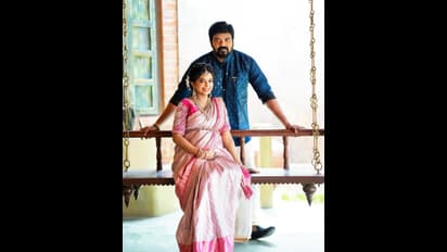 நிறைமாத கர்ப்பிணியாக இருக்கும் மனைவிக்கு வளைகாப்பு நடத்தி அழகு பார்த்த சீரியல் நடிகர் அஸ்வின் கார்த்திக்! 