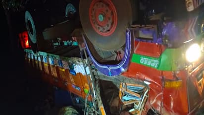 ಉತ್ತರ ಕನ್ನಡ: ಯಲ್ಲಾಪುರ ಬಳಿ ಬೆಳ್ಳಂಬೆಳಗ್ಗೆ ಜವರಾಯನ ಅಟ್ಟಹಾಸ, ಲಾರಿ ಪಲ್ಟಿಯಾಗಿ 10 ಮಂದಿ ದುರ್ಮರಣ 