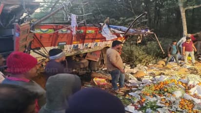 25 പേരുമായി വന്ന ലോറി നിയന്ത്രണം വിട്ട് മറിഞ്ഞ് 9 മരണം, യാത്രക്കാരടക്കം 16 പേർക്ക് പരുക്ക്; അപകടം കർണാടകയിൽ