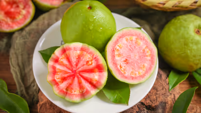 ദിവസവും ഒരു പേരയ്ക്ക വീതം കഴിക്കൂ, അറിയാം അഞ്ച് ഗുണങ്ങള്